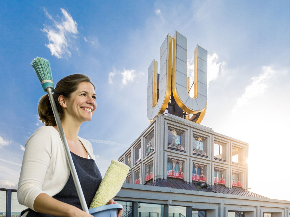 Eine Alltagsfee kümmert sich um die Wäsche, eine schwangere Frau entspannt auf dem Sofa.